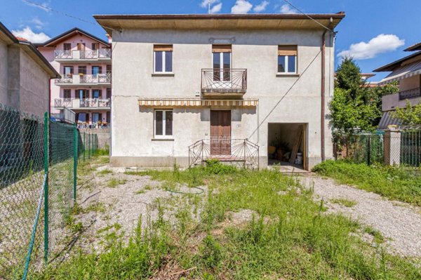 casa indipendente in vendita a Gallarate in zona Moriggia