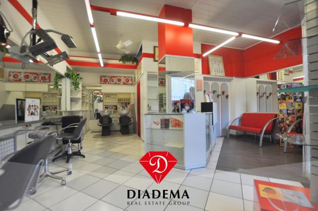 locale commerciale in vendita a Gallarate in zona Crenna