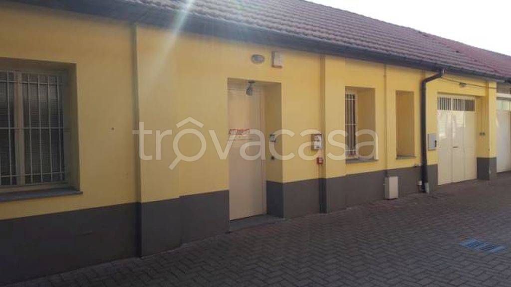 locale commerciale in vendita a Gallarate in zona Sciarè