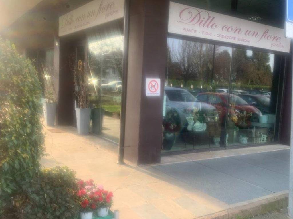 locale commerciale in vendita a Gallarate in zona Moriggia