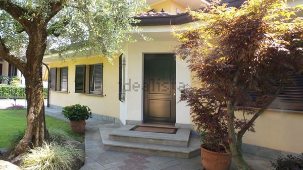 casa indipendente in vendita a Gallarate in zona Sciarè