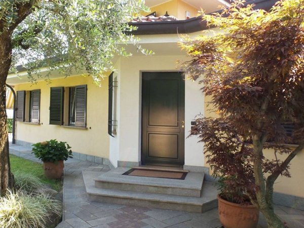 casa indipendente in vendita a Gallarate in zona Sciarè