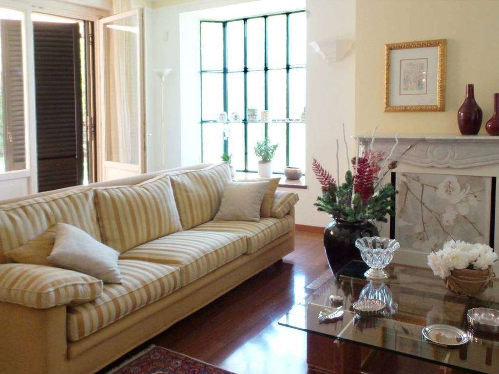 casa indipendente in vendita a Gallarate in zona Sciarè