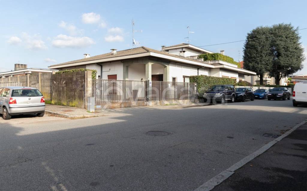casa indipendente in vendita a Gallarate in zona Cascinetta