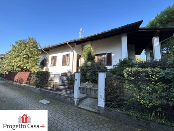 casa indipendente in vendita a Gallarate in zona Sciarè