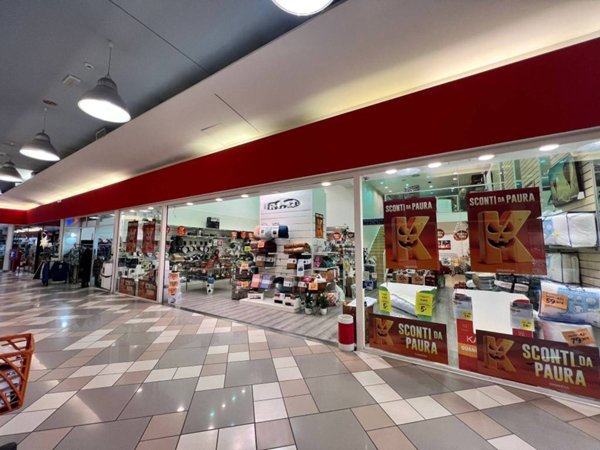 negozio in vendita a Gallarate in zona Cascinetta