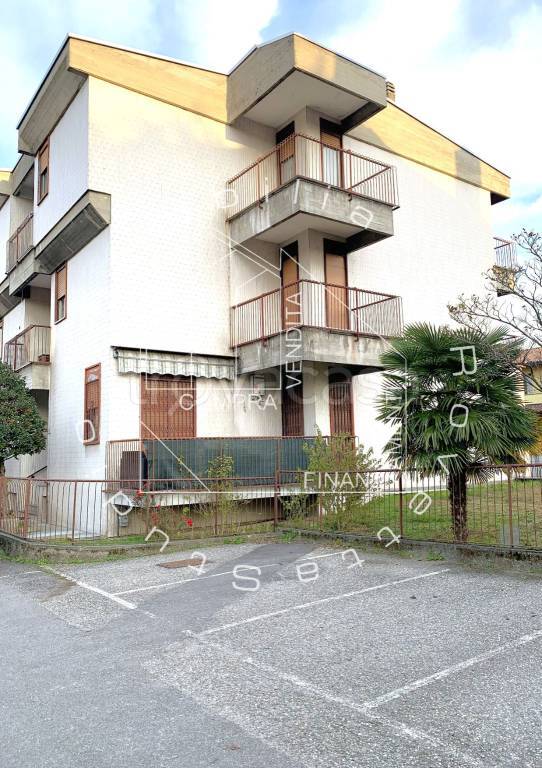 appartamento in vendita a Gallarate in zona Sciarè