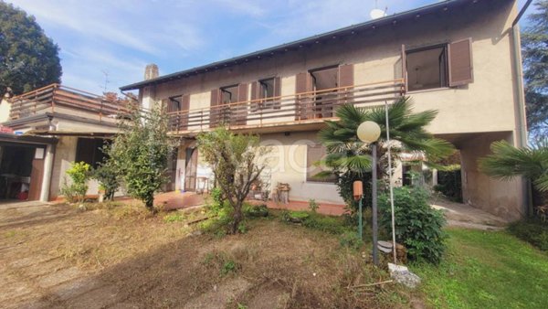 casa indipendente in vendita a Gallarate in zona Arnate