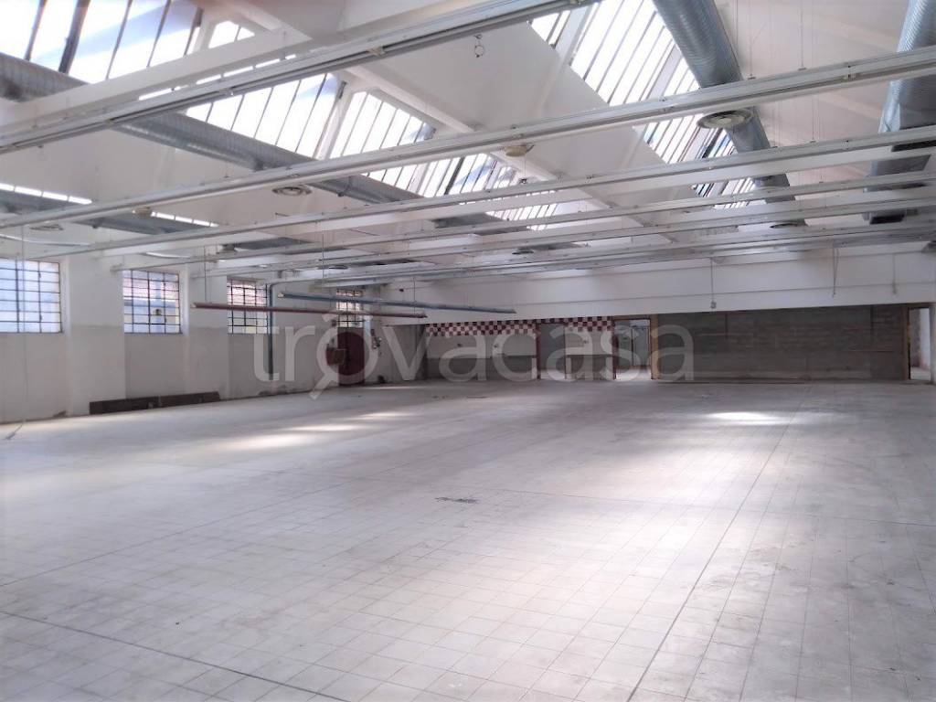 negozio in vendita a Gallarate in zona Arnate