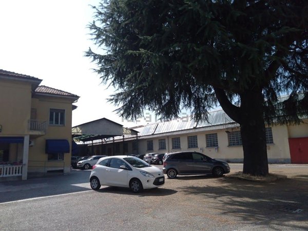 negozio in vendita a Gallarate in zona Arnate