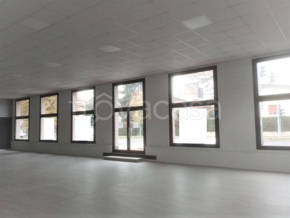locale commerciale in vendita a Gallarate in zona Arnate