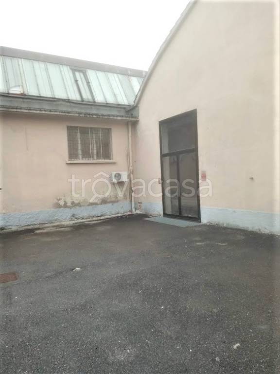 negozio in vendita a Gallarate in zona Arnate