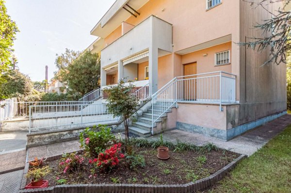 casa indipendente in vendita a Gallarate in zona Arnate