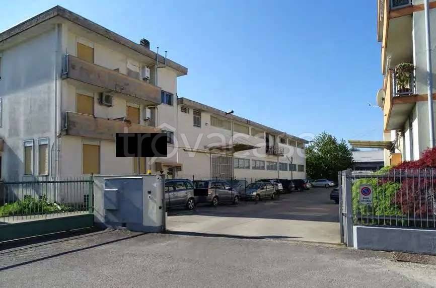 locale commerciale in vendita a Gallarate in zona Madonna in Campagna