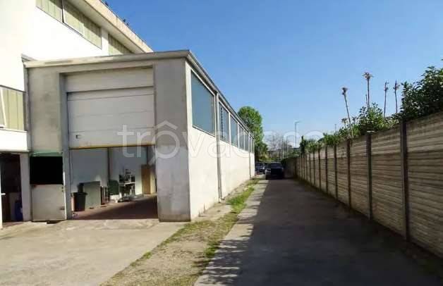 locale commerciale in vendita a Gallarate in zona Madonna in Campagna