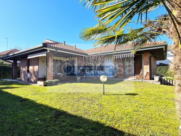 casa indipendente in vendita a Gallarate in zona Cascinetta