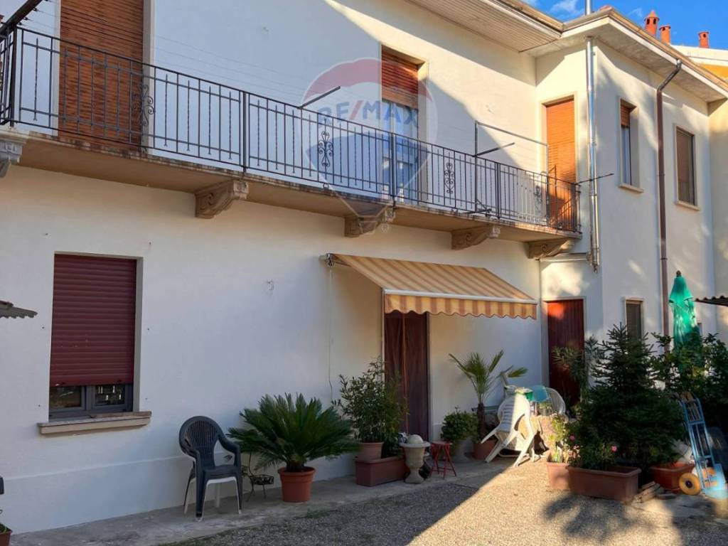 casa indipendente in vendita a Gallarate in zona Arnate
