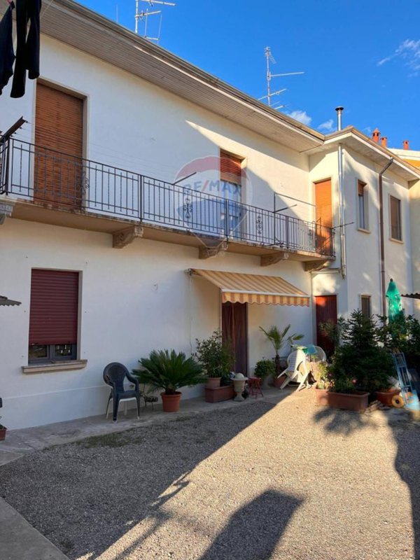 casa indipendente in vendita a Gallarate in zona Arnate