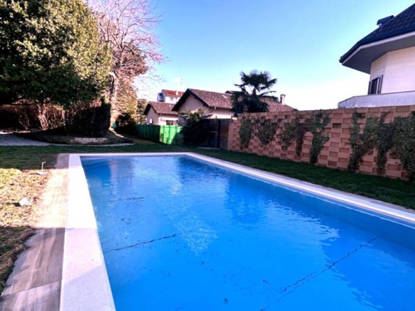 casa indipendente in vendita a Gallarate in zona Arnate