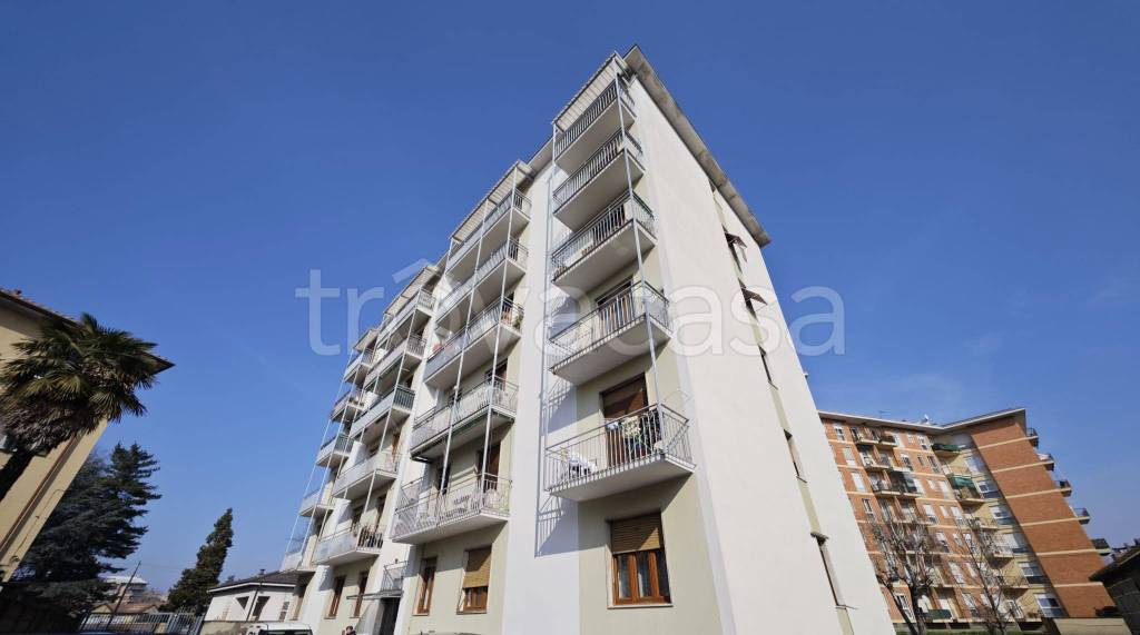 appartamento in vendita a Gallarate in zona Sciarè