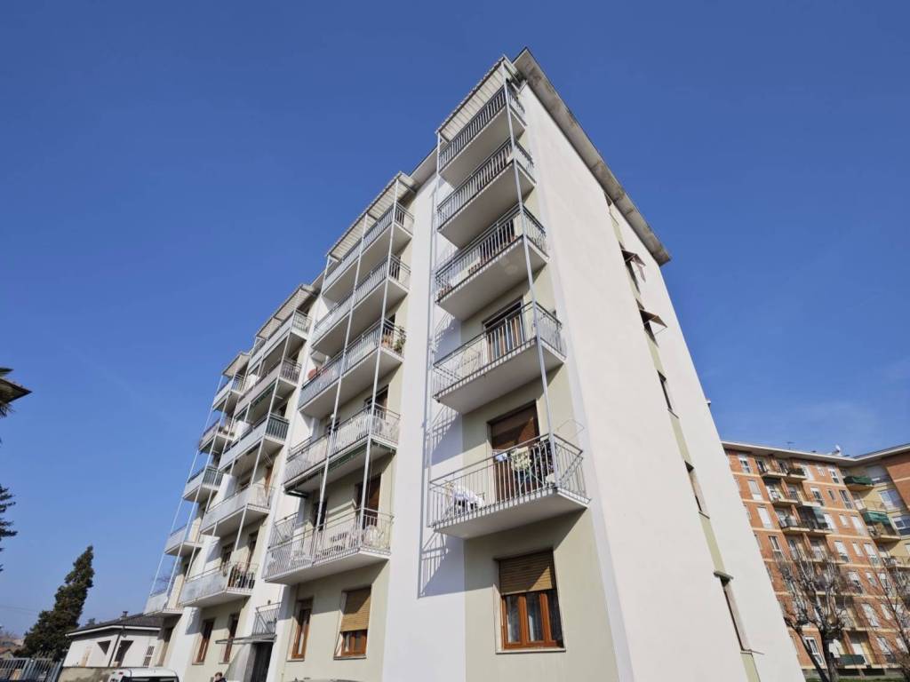 appartamento in vendita a Gallarate in zona Sciarè
