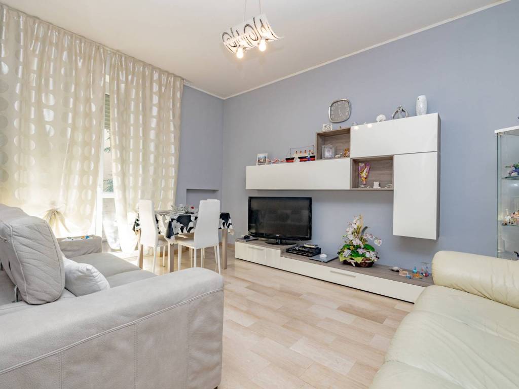 appartamento in vendita a Gallarate in zona Sciarè