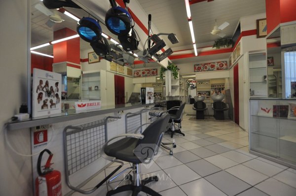 locale commerciale in vendita a Gallarate in zona Crenna