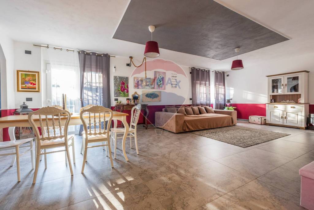 casa indipendente in vendita a Gallarate in zona Crenna