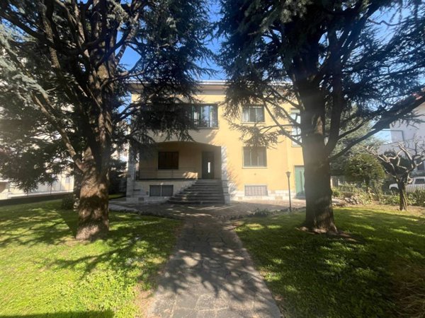 casa indipendente in vendita a Gallarate in zona Arnate
