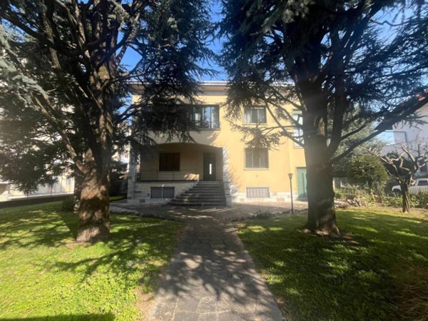 casa indipendente in vendita a Gallarate in zona Arnate