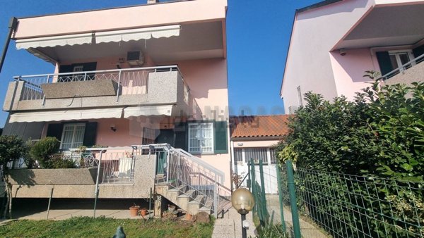 casa indipendente in vendita a Gallarate in zona Arnate