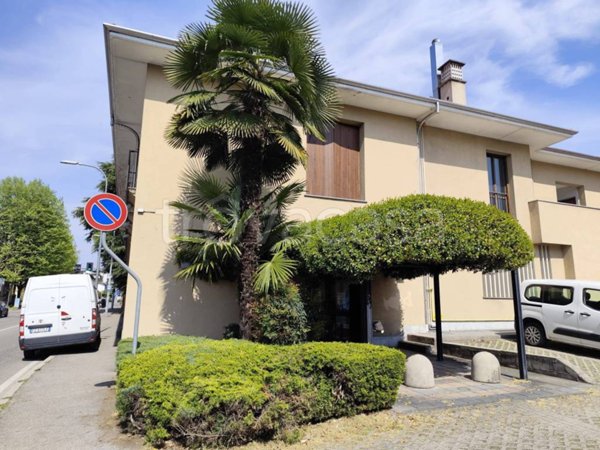 negozio in vendita a Gallarate in zona Arnate