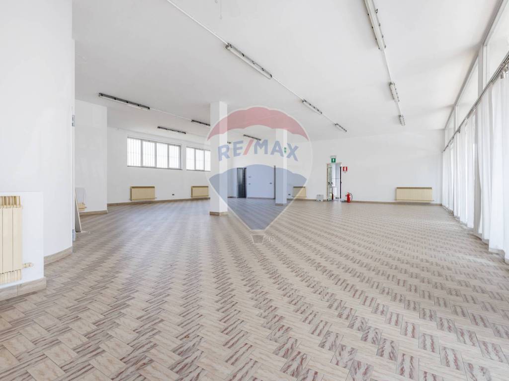 negozio in vendita a Gallarate in zona Cascinetta