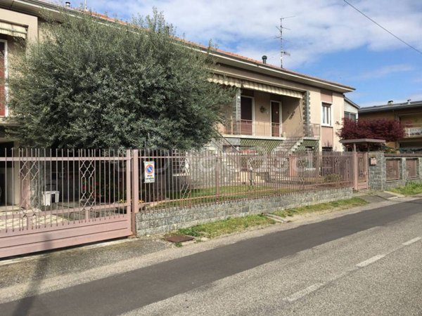 casa indipendente in vendita a Gallarate in zona Arnate