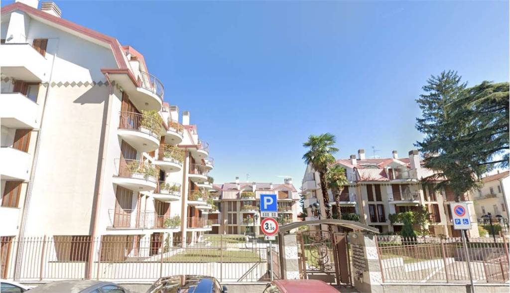 appartamento in vendita a Gallarate in zona Sciarè