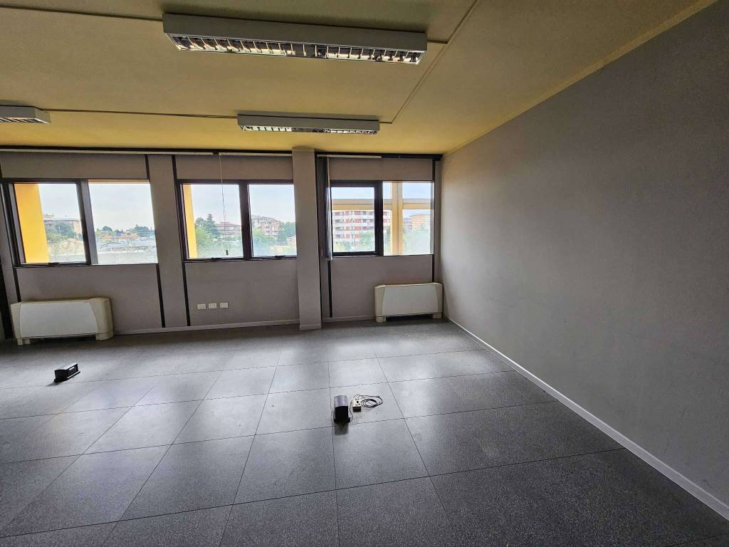 ufficio in vendita a Gallarate in zona Cascinetta