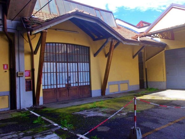 capannone in vendita a Gallarate in zona Sciarè