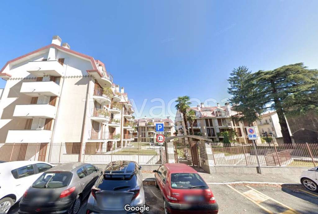 appartamento in vendita a Gallarate in zona Sciarè