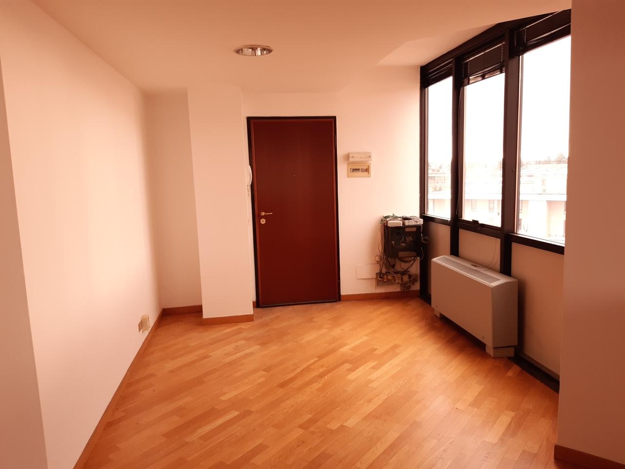 appartamento in vendita a Gallarate in zona Sciarè
