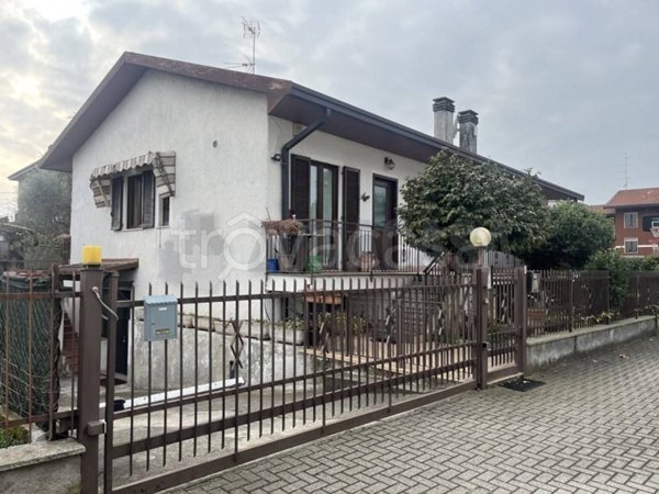 casa indipendente in vendita a Gallarate in zona Madonna in Campagna