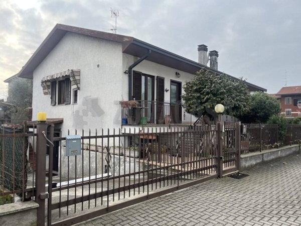 casa indipendente in vendita a Gallarate in zona Arnate