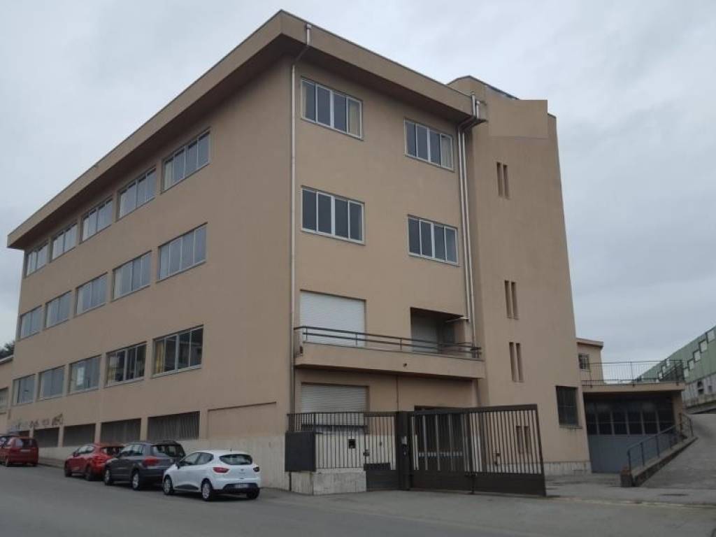 capannone in vendita a Gallarate in zona Sciarè