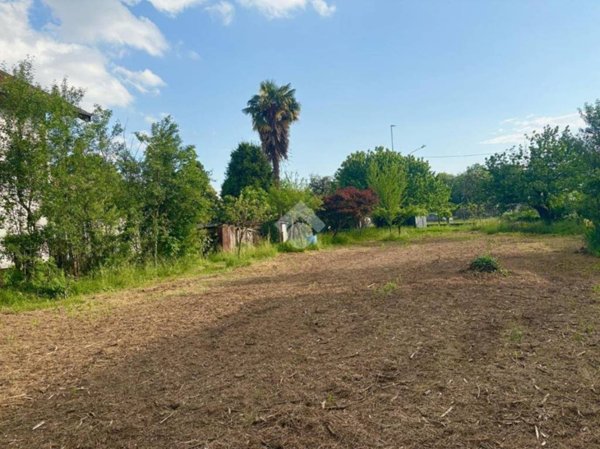 terreno edificabile in vendita a Gallarate in zona Crenna