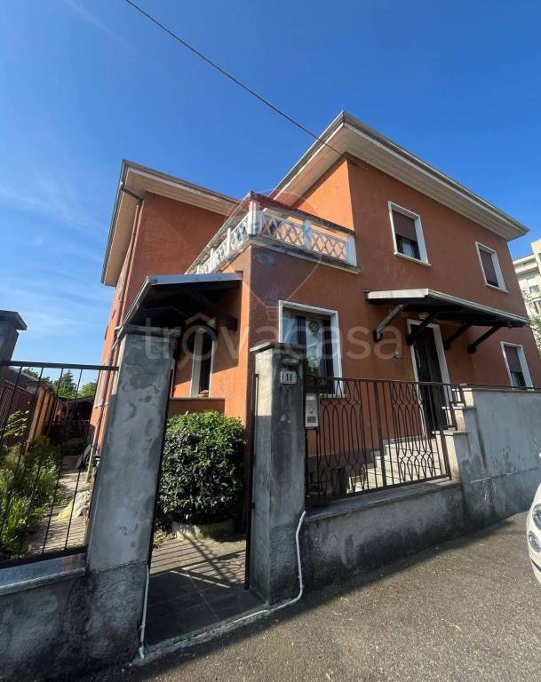 negozio in vendita a Gallarate in zona Arnate