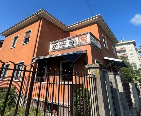 casa indipendente in vendita a Gallarate in zona Arnate