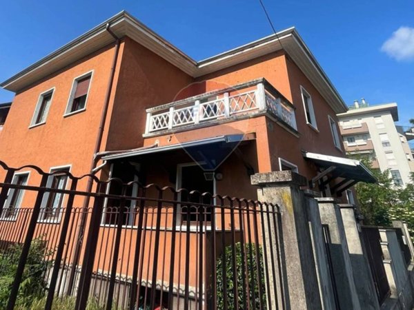 negozio in vendita a Gallarate in zona Arnate