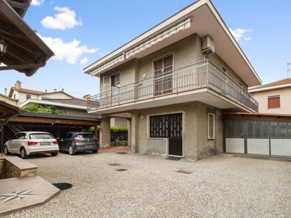 casa indipendente in vendita a Gallarate in zona Sciarè