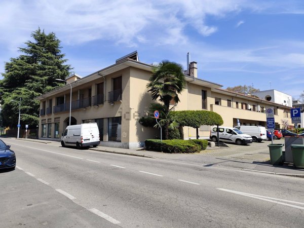 locale commerciale in vendita a Gallarate in zona Arnate