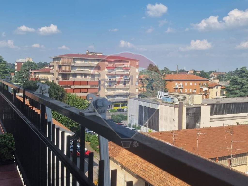 appartamento in vendita a Gallarate in zona Sciarè
