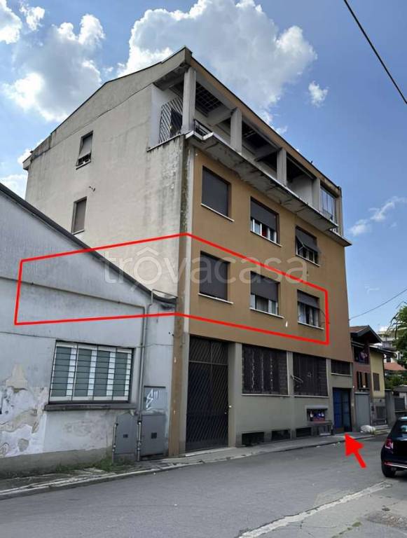 appartamento in vendita a Gallarate in zona Sciarè